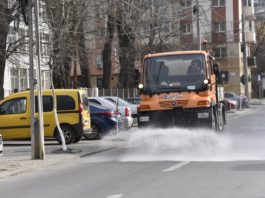 Străzile din Craiova sunt spălate și dezinfectate cu clor