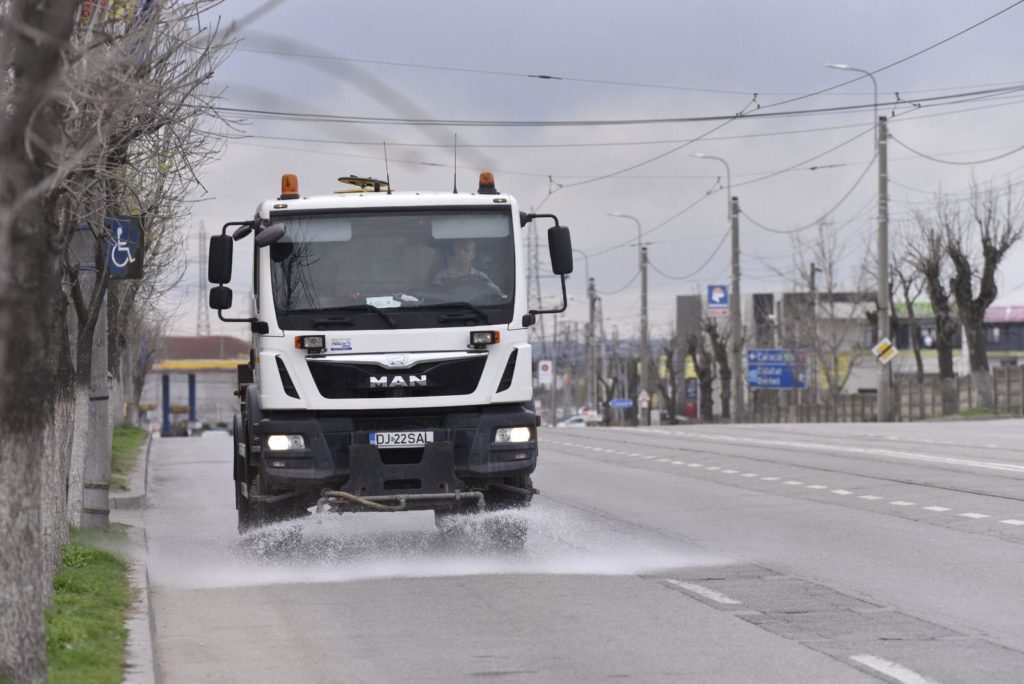 Străzile din Craiova sunt spălate și dezinfectate cu clor