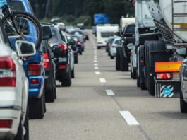15 autocare cu români din Germania aşteaptă să intre în ţară