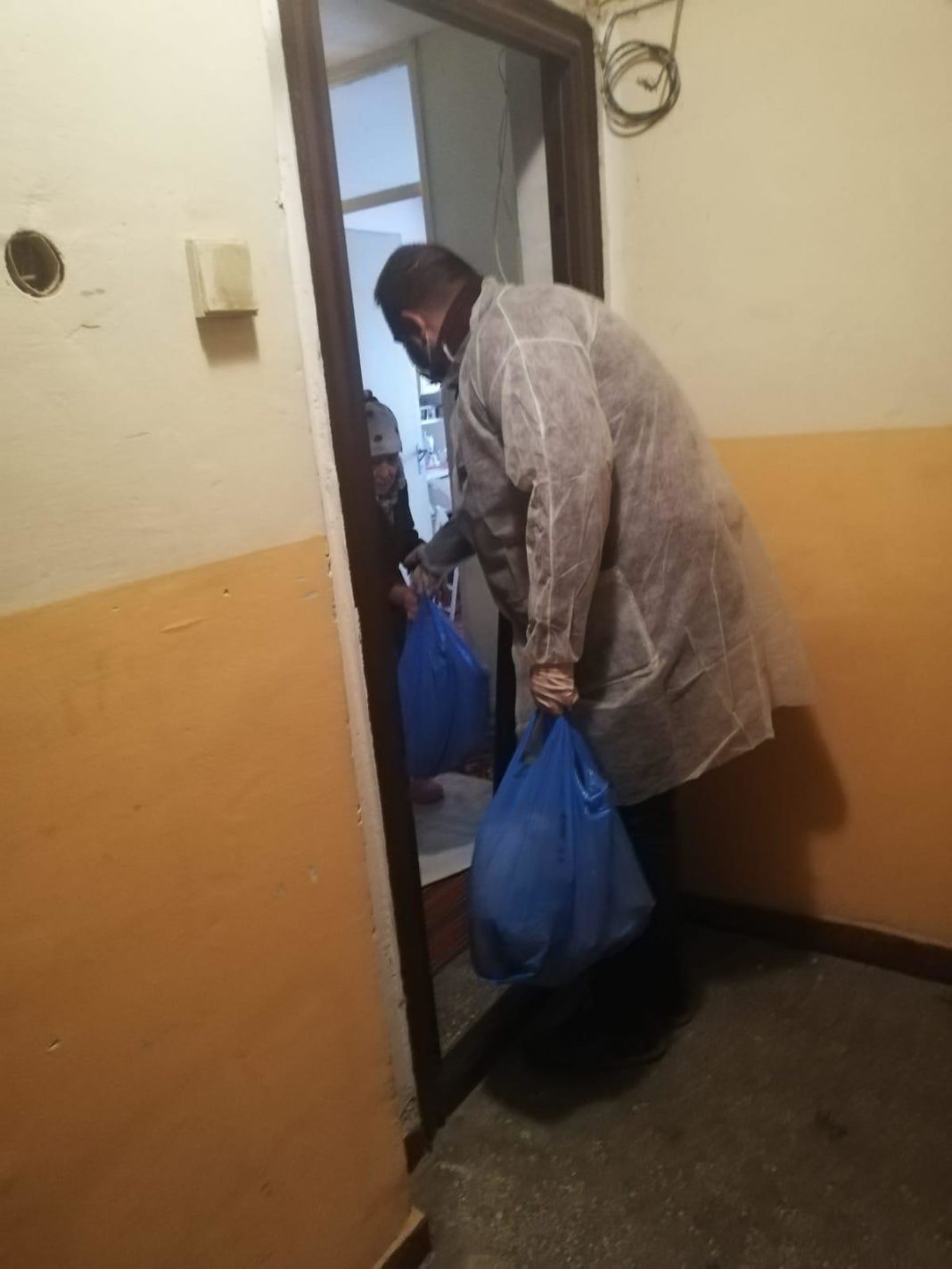 Primăria împarte pachete cu alimente