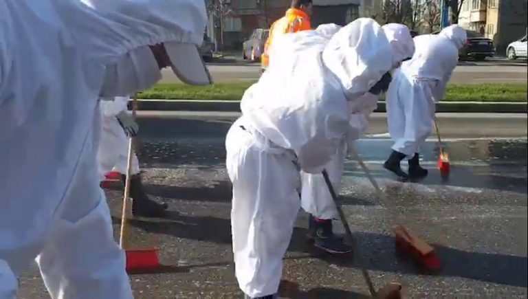 Angajații regiilor din subordinea primăriei spală străzile din Craiova