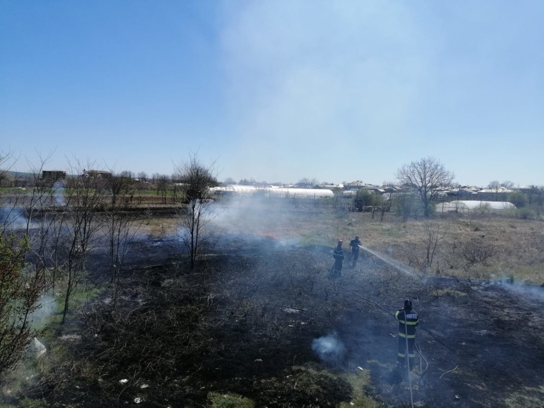 Secţia de Pompieri Craiova intervine cu o autospecială în comuna Işalniţa la un incendiu de vegetaţie uscată