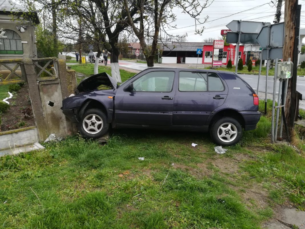 Un grav accident rutier s-a petrecut în această dimineață, la intersecţia DN 64 cu DJ 677, în orașul Piatra Olt, între două autoturisme