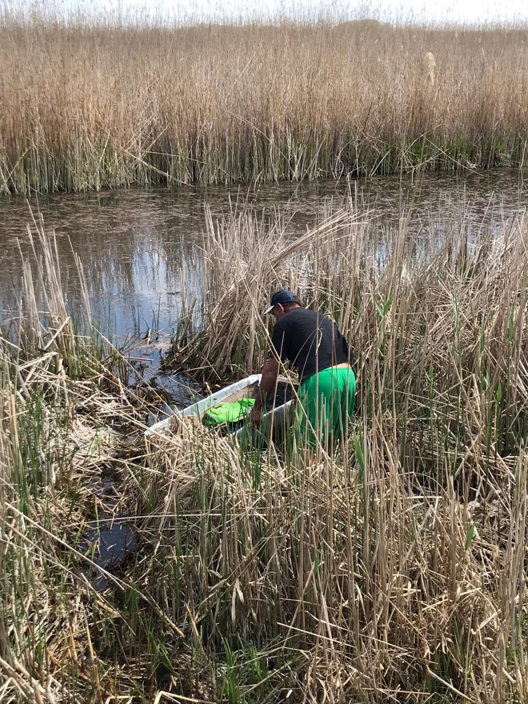 Polițiști din cadrul Secției Poliție Rurală Cujmir au depistat un bărbat din localitatea Garla Mare în timp ce efectua activități de braconaj piscicol, pe raza aceleiasi localități S-a întocmit dosar penal sub aspectul săvârșirii infracțiunii prevăzute de art 64 lit. I din OUG 23 /2008, plasele folosite la pescuit și barca fiind ridicate în vederea continuării cercetărilor.