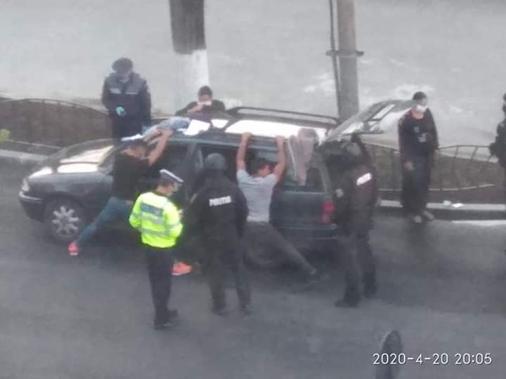 Polițistii din Râmnicu Vâlcea au oprit, ieri, pentru control pe raza municipiului, un autoturism în care se aflau 5 ocupanți.