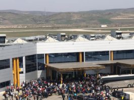 Circa 2.000 de persoane s-au înghesuit în parcarea Aeroportul Internațional „Avram Iancu" Cluj în ciuda măsurilor de distanțare socială impuse de autorități în plină pandemie de coronavirus.