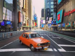 Eduard Pălăghiță deține singura maşină Dacia 1300 din America şi a postat câteva imagini spectaculoase de pe bulevardele din New York