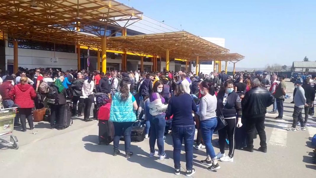 Parchetul de pe lângă Judecătoria Cluj-Napoca a deschis un dosar penal în cazul aglomerării de pe Aeroportul Internaţional 