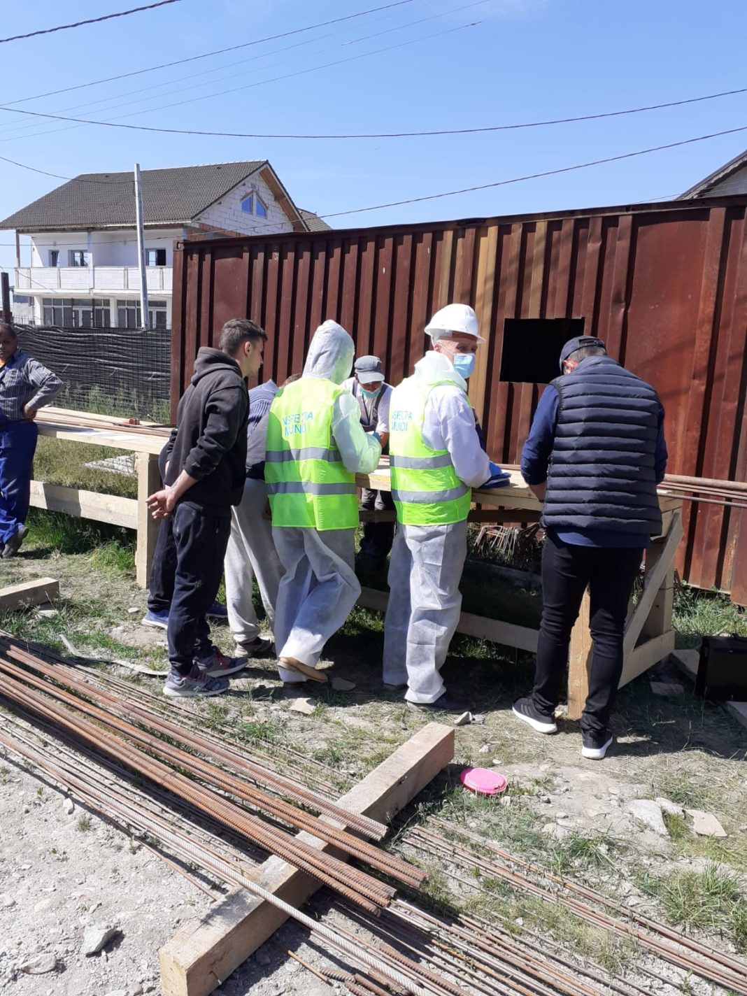 Doi muncitori fără contracte de muncă au fost depistați de inspectorii de la ITM Gorj pe un şantier din Târgu Jiu