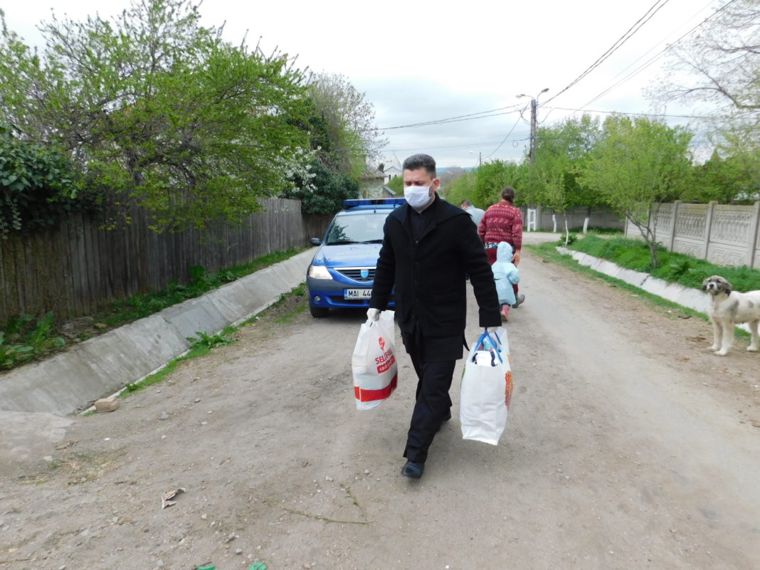 andarmii doljeni au împărţit alimente şi articole vestimentare la trei familii, din Craiova, Segarcea şi Şimnicu de Sus