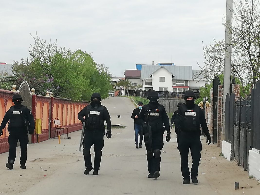 Jandarmii vâlceni din cadrul Acţiuni Speciale şi Intervenţie Antiteroristă au desfăşurat aseară, pe raza municipiului Drăgăşani, mai multe acţiuni