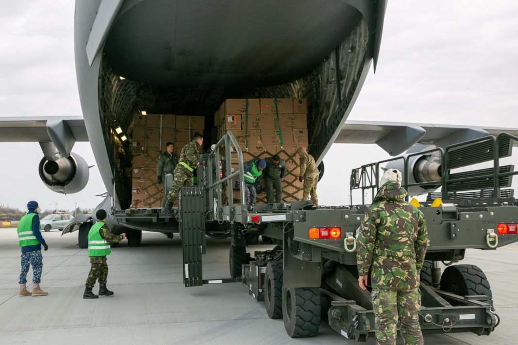 A sosit al treilea transport aerian din Coreea de Sud cu echipamente de protecție