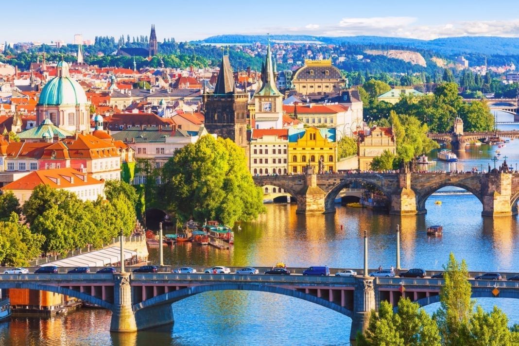 Cehia ridică interdicția de călătorie în străinătate și accelerează relaxarea restricțiilor