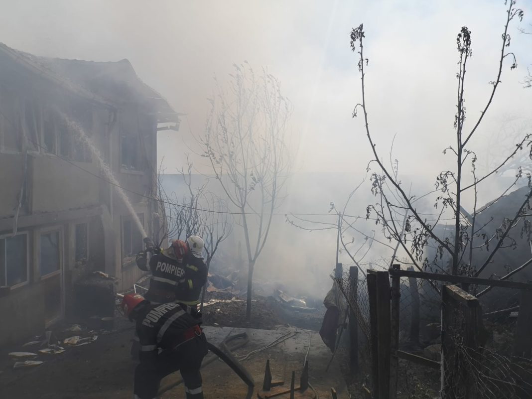 Un incendiu a avut loc în această seară în comuna Stănești la o anexă gospodărească aparținând unei femei,ani din Târgu Jiu