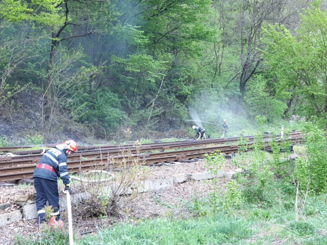 Un incendiu la litiera din localitatea vâlceană Brezoi, punctul conducta Brădișor, a avut loc în această după amiază