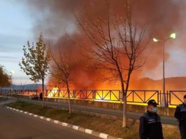 Un incendiu masiv de vegetație a izbucnit astăzi după-amiază în municipiul Râmnicu Vâlcea, pe faleză