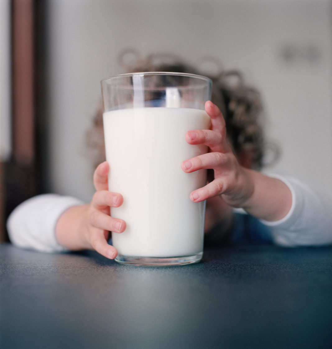 Ce spun experţii medicali despre laptele de vacă, recomandat pentru tratarea COVID-19