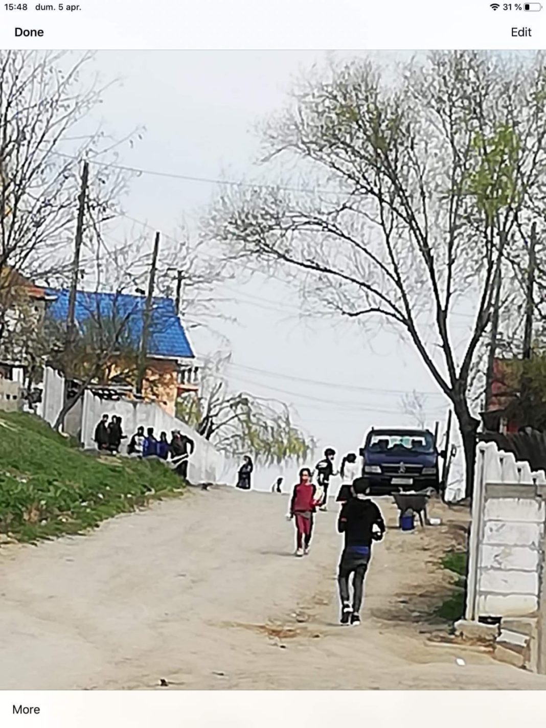Localnici din Coțofenii din Față și copii, pe străzile comunei în plină pandemie