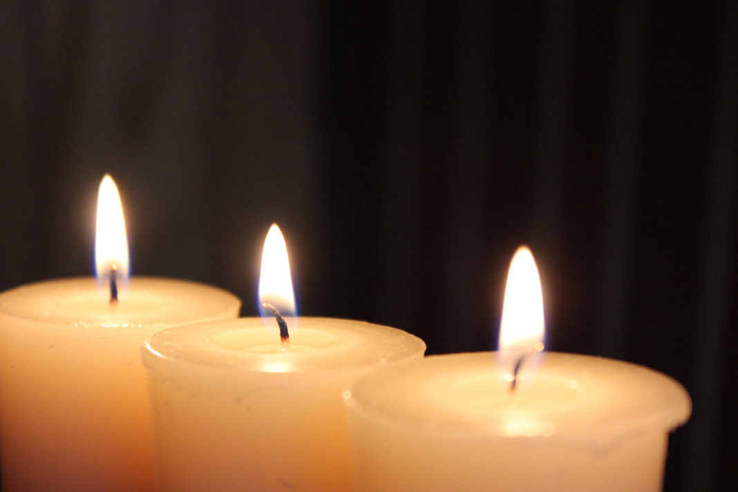 Cum trebuie să procedați cu lumânările sau candele aprinse
