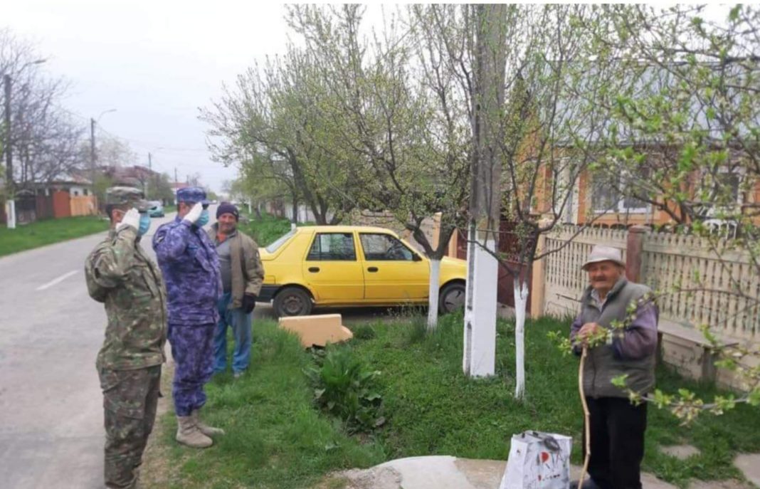 Ion Trufaşu şi militarii de la Batalionul 1CIMIC/sursa foro: facebok: Veteranii Armatei României