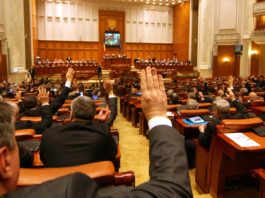 Moțiunea de cenzură împotriva Guvernului Bolojan, dezbătută și votată luni în Parlament