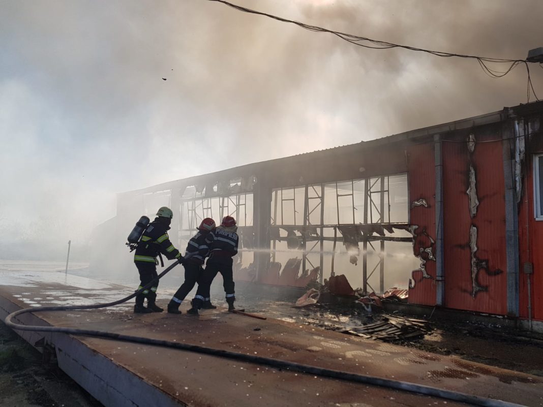 Ce pagube a produs incendiul de lângă Centrul Comercial Bănie. O hală a luat foc în această după-amiază, pe o suprafață de circa 250 mp.