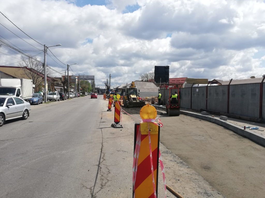 Pe strada Brestei, după intersecția cu Râului, pe sensul de mers spre centru, se lucrează la realizarea unei benzi de circulație care va face legătura cu un supermarket