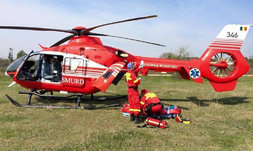 Bărbat preluat de un elicopter SMURD, după ce a intrat cu mașina într-un copac