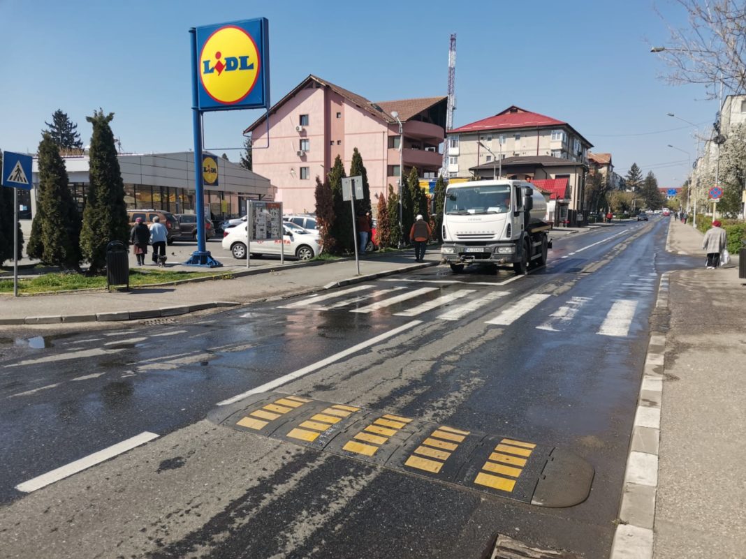 Pieţe Prest dezinfectează străzile municipiului Râmnicu Vâlcea 16 ore/zi, 7 zile din 7