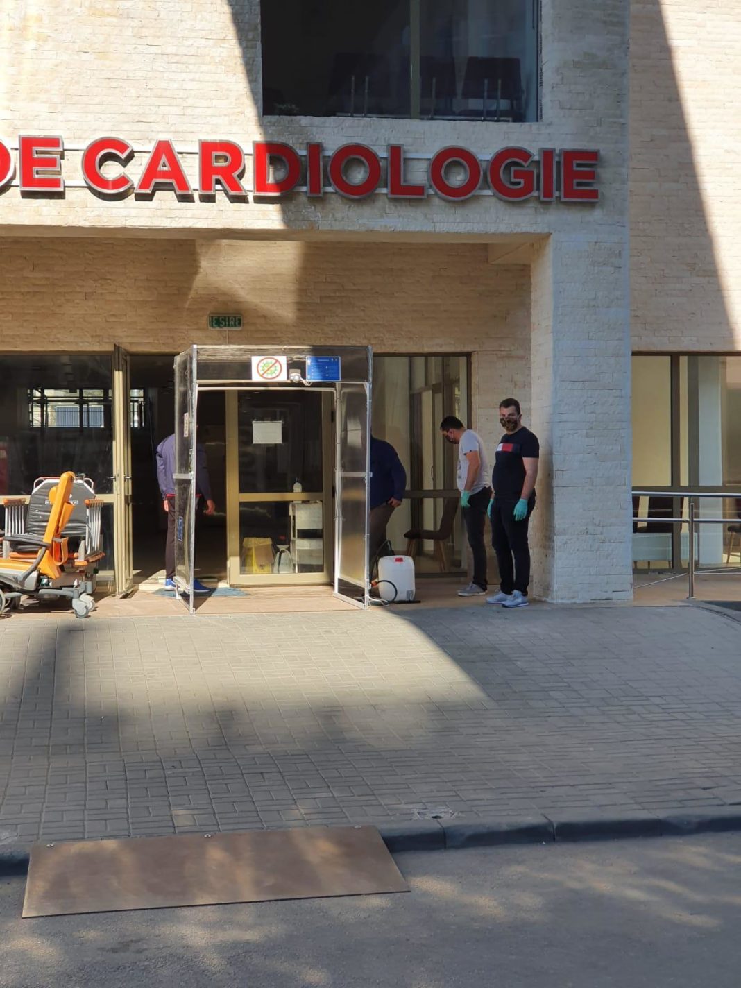 Un student din Craiova a făcut din propriile economii poartă de decontaminare pentru SJU Craiova