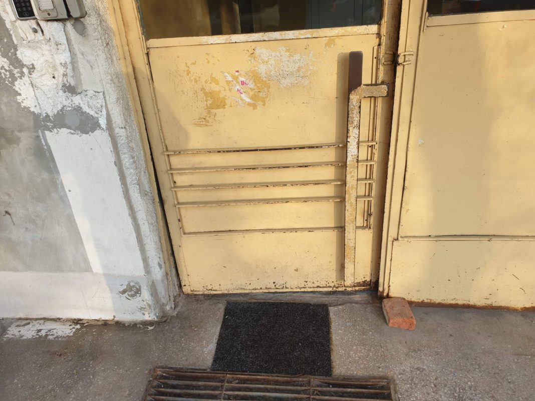 Mochetele îmbibate în dezinfectant puse în scările de bloc din Craiova sunt considerate de autoritățile locale drept „dispozitive de dezinfecție“