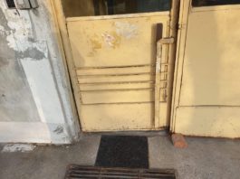 Mochetele îmbibate în dezinfectant puse în scările de bloc din Craiova sunt considerate de autoritățile locale drept „dispozitive de dezinfecție“
