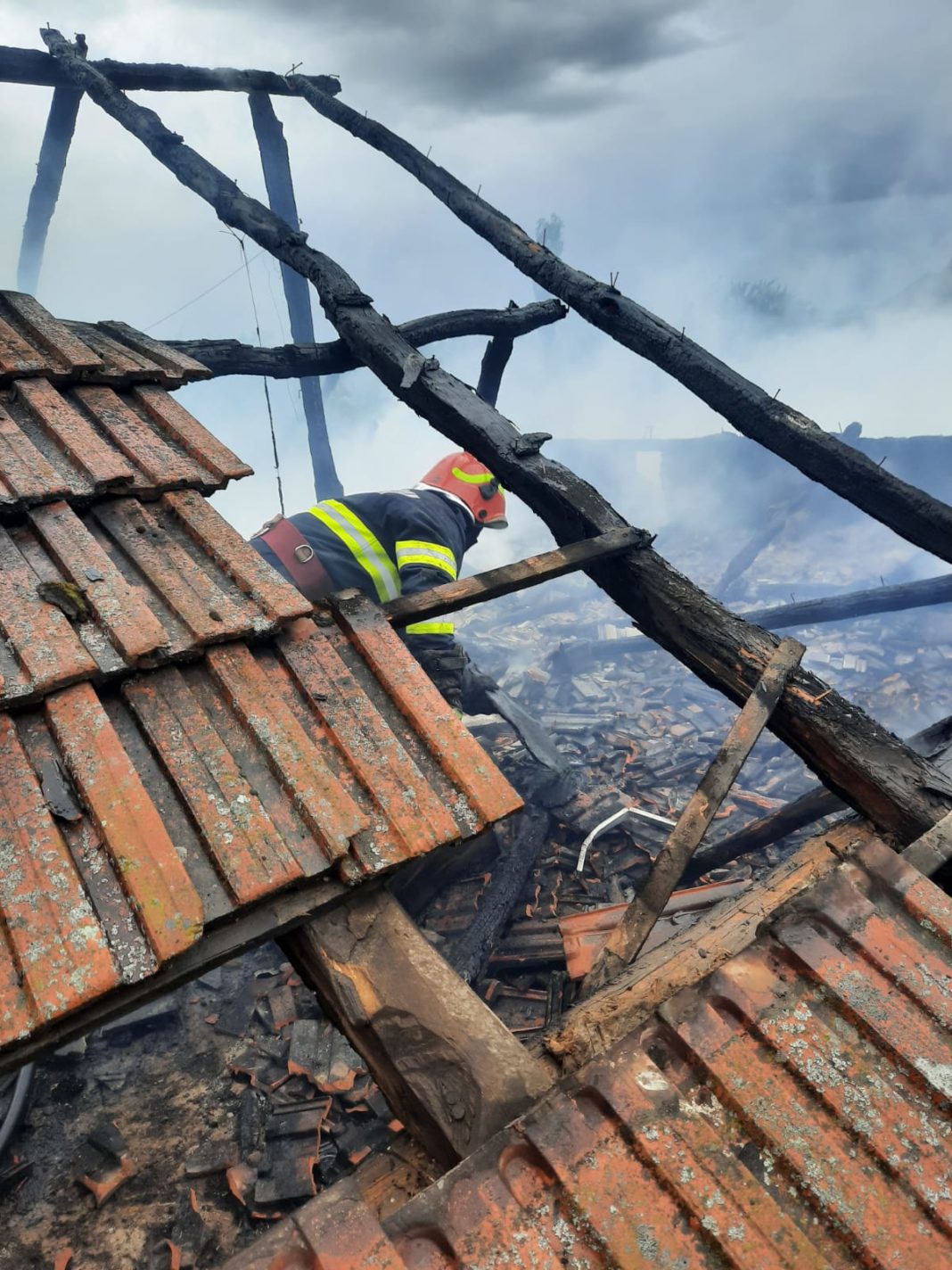 Pompierii mehedinţeni au stins incendiul unei case din Bistreţu