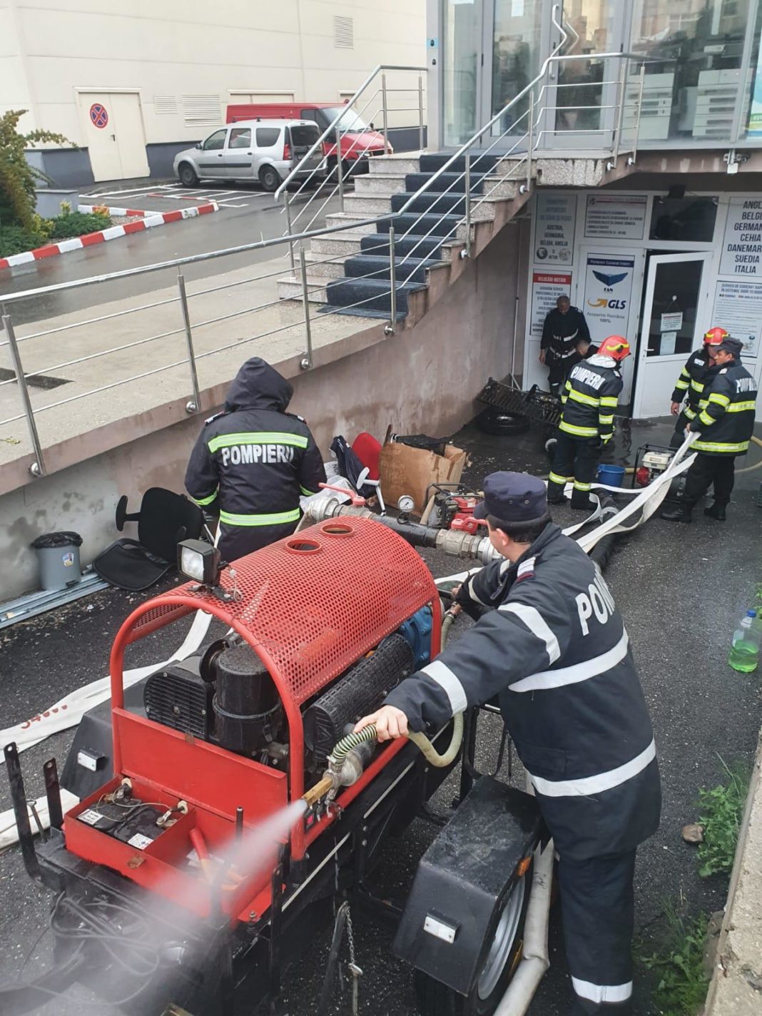 Pompierii au evacuat apa din mai multe subsoluri, la Târgu-Jiu