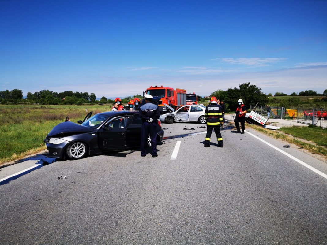 O persoană a fost încarcerată, pompierii reuşind scoaterea în siguranţă a victimei