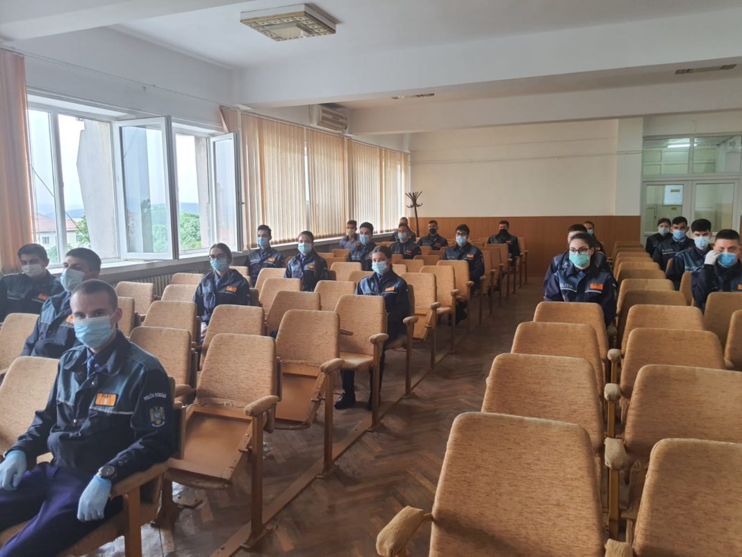 4df2e886-29a1-4ecc-8bd6-949b53bfa725 Viitori poliţişti în practică la IPJ Mehedinţi
