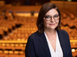 Adina Vălean, comisar european al Transporturilor: Recomandăm introducerea purtării obligatorie a măştilor în avion