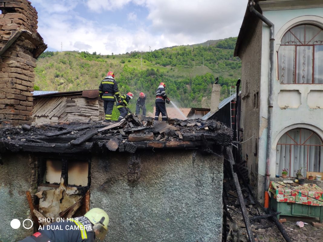 Pompierii militari au stins incendiul produs la o locuinţă din Câineni