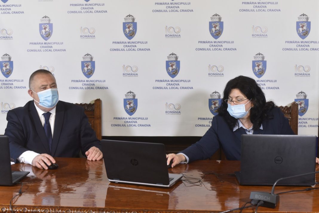Primarul Mihail Genoiu și Marilena Bogheanu, directorul general al ADR Oltenia, la semnarea celor două contracte de finanțare din fonduri UE