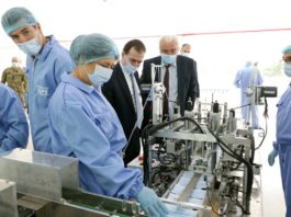 Vizita premierului Orban și a ministrului Economiei la fabrica din Dragomirești unde au fost montate instalațiile de producție măști medicale / Foto: Guvern