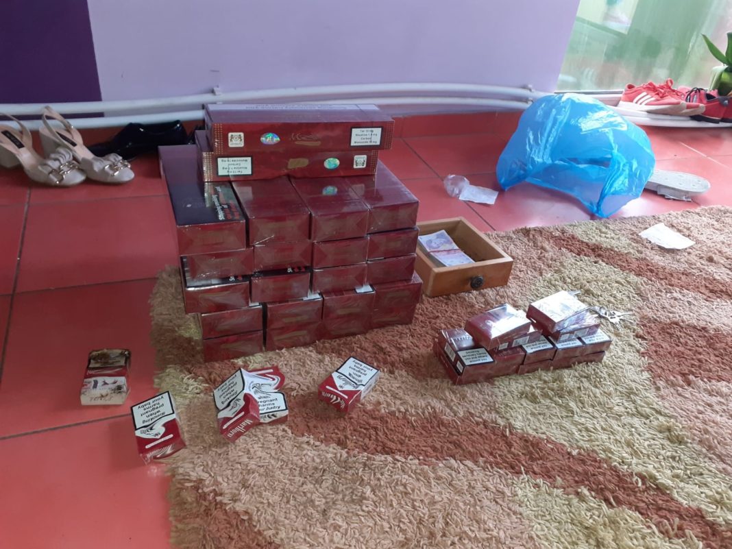 Polițiștii din Filiași au fost găsit într-o magazie anexă, 30 pachete a câte 20 ţigarete (600 ţigarete) de contrabandă