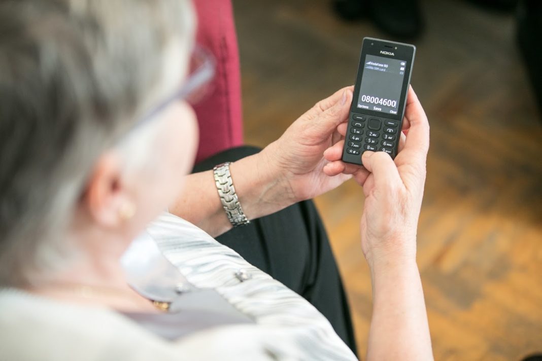 3.133 de apeluri au fost înregistrate la Telefonul Vârstnicului în perioada stării de urgență, pentru cumpărături și îngrijirea la domiciliu