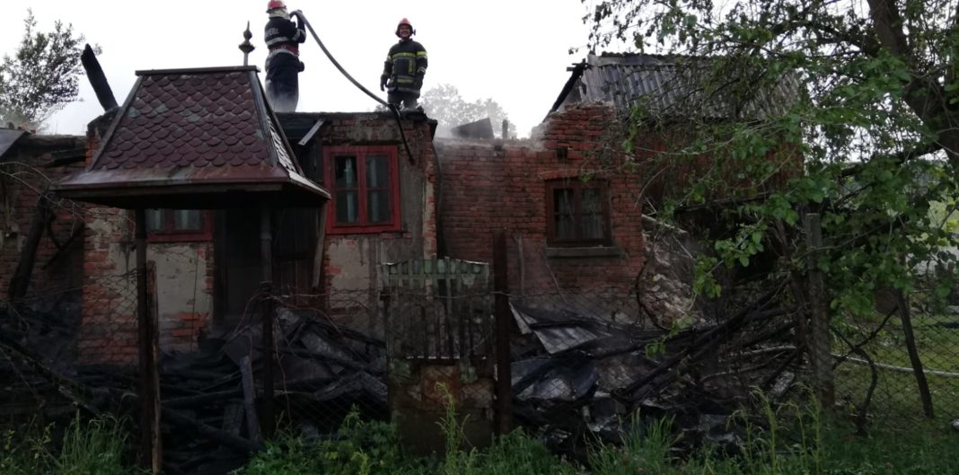 O casă nelocuită a fost cuprinsă de flăcări