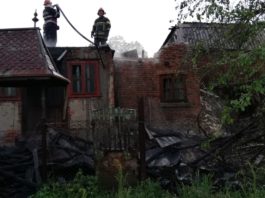 O casă nelocuită a fost cuprinsă de flăcări
