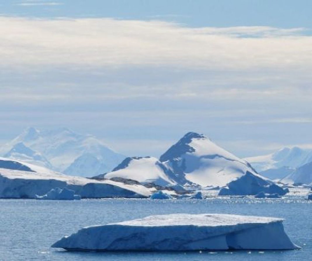 Antarctica şi Groenlanda pierd, în medie, 300 de miliarde de tone de gheață anual