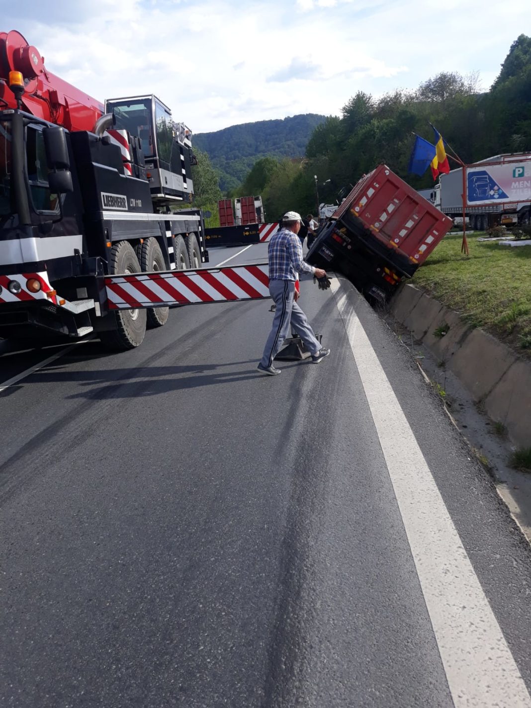 Camion răsturnat în şanţ