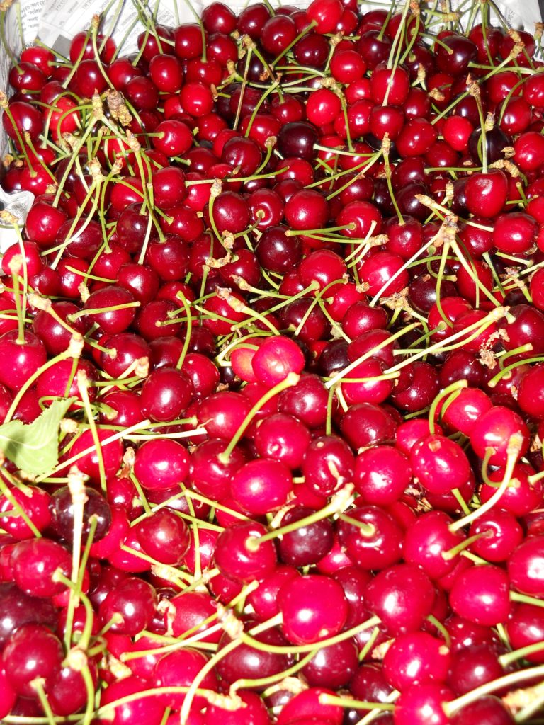 Consumaţi cireşe şi căpşuni din belşug, cele mai delicioase fructe de sezon!
