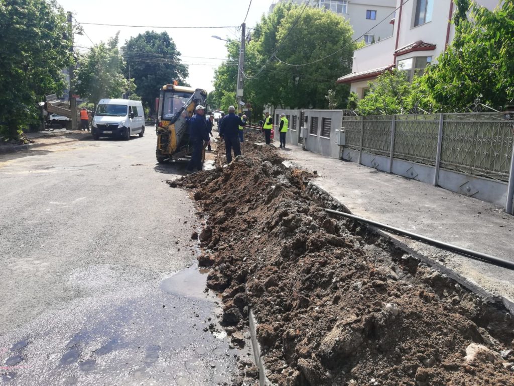 Pe strada Dealul Spirei a fost spart trotuarul recent asfaltat pentru a se introduce conducte noi de apă