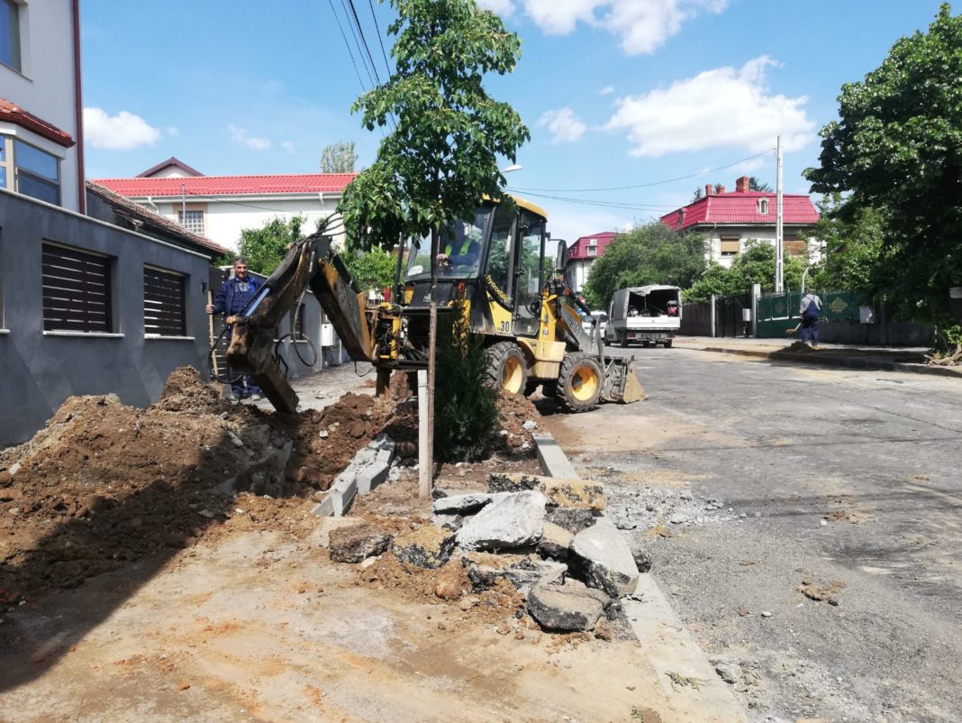 Primăria a asfaltat strada, CAO schimbă acum conductele. Pe strada Dealul Spirei a fost spart trotuarul recent asfaltat pentru a se introduce conducte noi de apă. Totul a pornit de la o avarie.