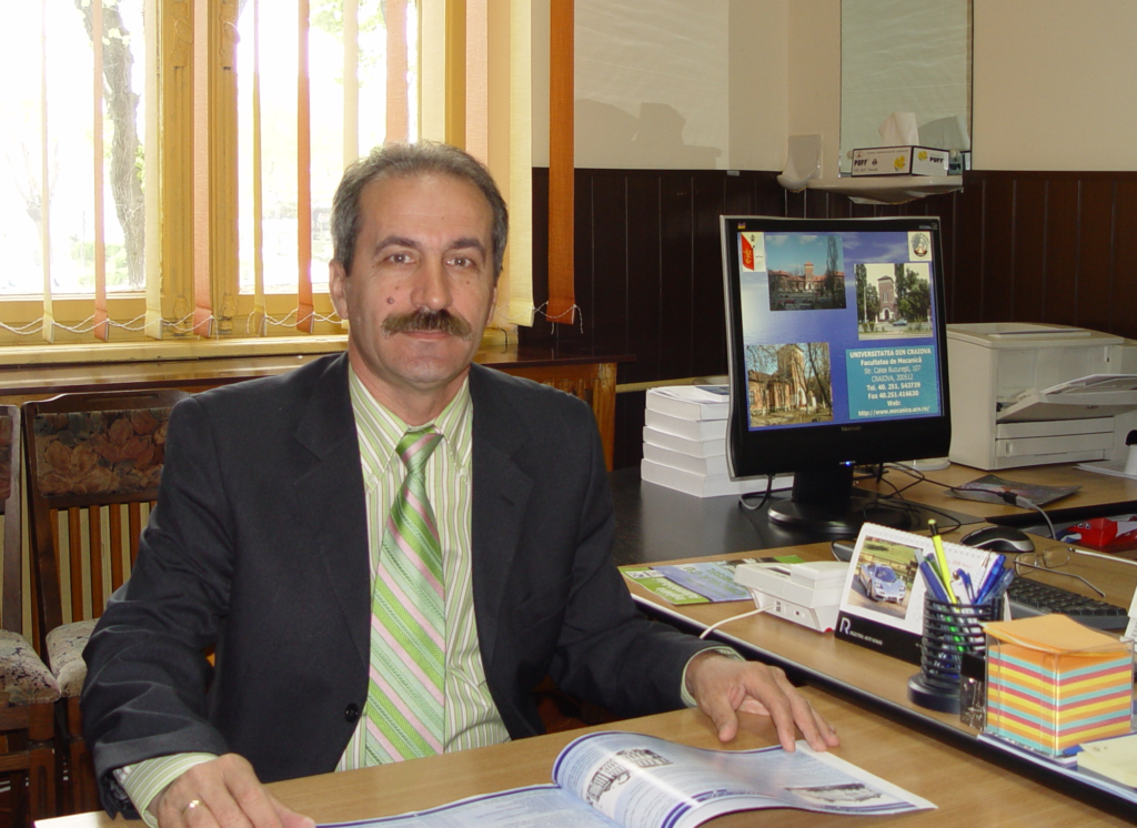 jpgProf. univ.dr. Nicolae Dumitru a fost decanul Facultății de Mecanică, iar acum este prorector Programe de studii şi asigurarea calităţii